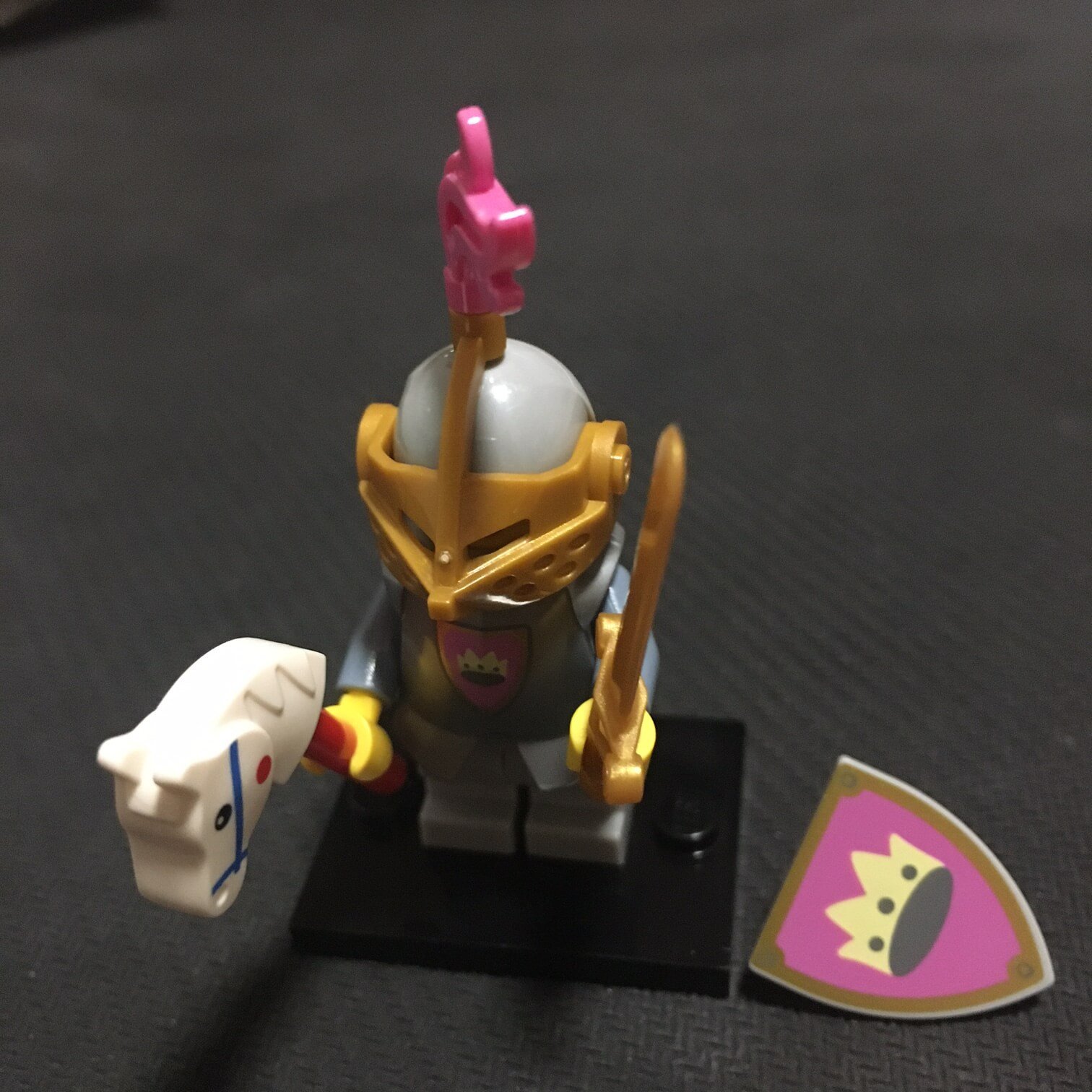 LEGO® Minifigura 23. sorozat Sárga kastély lovagja 71034 - Image 2